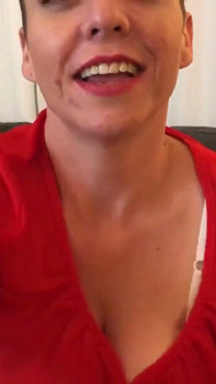 Une belle-mère surprise en train de se masturber (sexe virtuel)