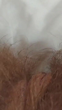 Eu brinco com o cabelo do meu.