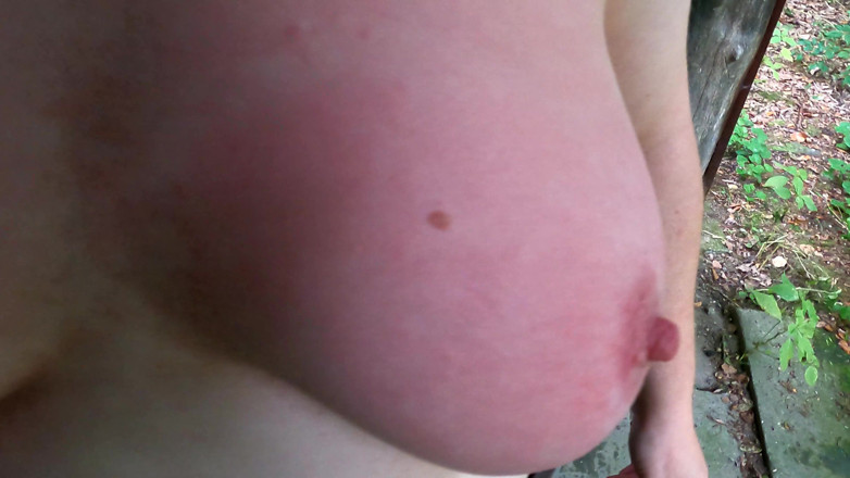 Bouncy Tits Action: Duro e doloroso tapa nos peitos na cabana