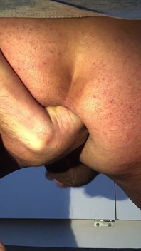 Velká láhev Ricardu v konečníku a fisting po výstřiku