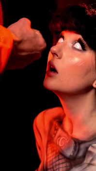 Hinata muestra naruto justsu bodypaint