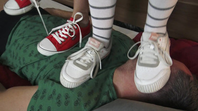 Femdom Austria: ティーン痴女の女の子のスニーカー顔立ちとジャンプ!