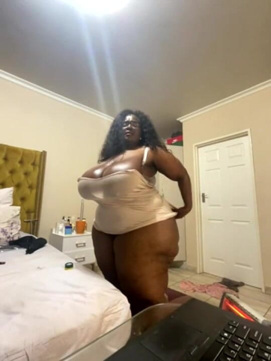 Legendary Booty Overdose: khoobsoorat vishaalkaay chodne laayak mammi ke stan pooja aur karaah...
