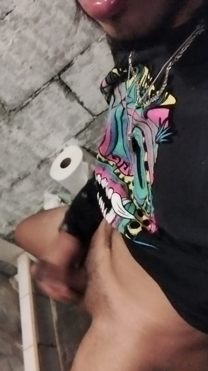 AlexAlejandro13: I Come to the Bathroom Because I Need to Pull...