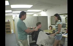Cette salope brune a hâte du tournage et elle retourne dans les coulisses