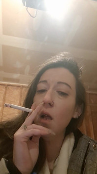 मेरी छोटी धूम्रपान से प्यार करने वाली रंडी बनें