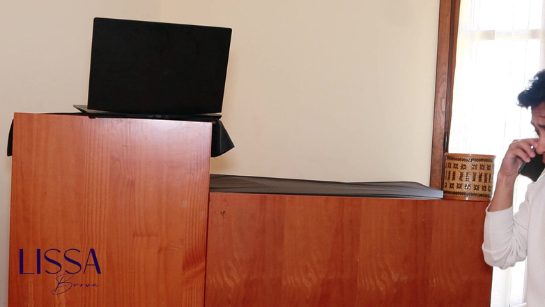 Lissa Brown: 내 문은 닫히고 나는 내 방에 갇혀 있어