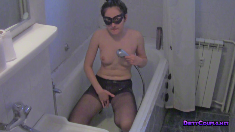 Dirty Couple: Mouiller mes collants dans la baignoire