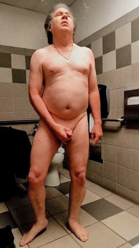 American_nudist: 공중 화장실에서 사정