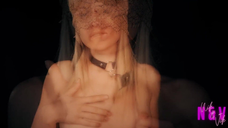 NikAndVik: O blondă pasională suge pula și linge coaiele.