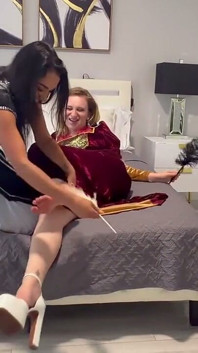 Le fantasme de chatouilles sensu des années 50 de Zara et Ayla Vixen - POV, des rires impuissants vous attendent !