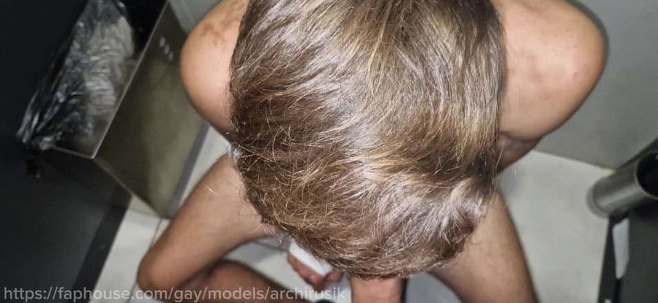 ArchiRusik: V prdeli kolemjdoucí na záchodě nákupního centra, svalnatý chlap pokrytý...