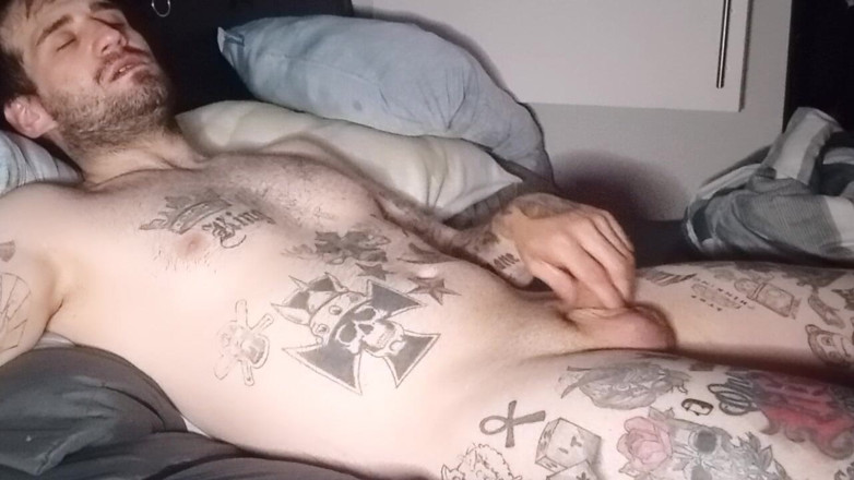 Cdubzdik: Sexy chlap si tak pěkně tře péro