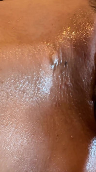 玩弄继母那滴水的阴户