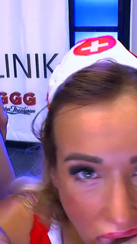 Daisy Lee cycata pielęgniarka pokazuje swoje umiejętności w gangbangu