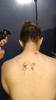 Une fille sexy se rase les cheveux d’Abbys Head