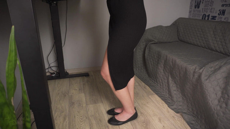 Teasecombo 4K: Kaki seksi mengusik di atas skirt batang lutut