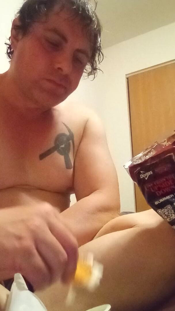 JG Risk: Mangiare Doritos e bere il tè nudo