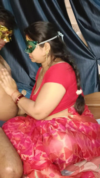 Pooja Bhabhi Dělá sex s nošením sárí a dělá spuirit