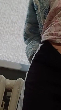 Una mora snella in un Robe si masturba a casa dopo l'università