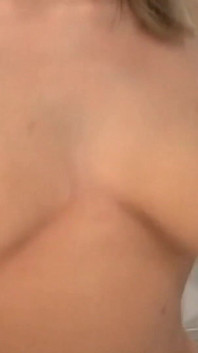 Der kahle typ johnny sins fickt hartes vollbusiges schätzchen