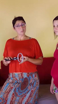 De ultieme strip Griekse roulette verliezer spreidt haar benen