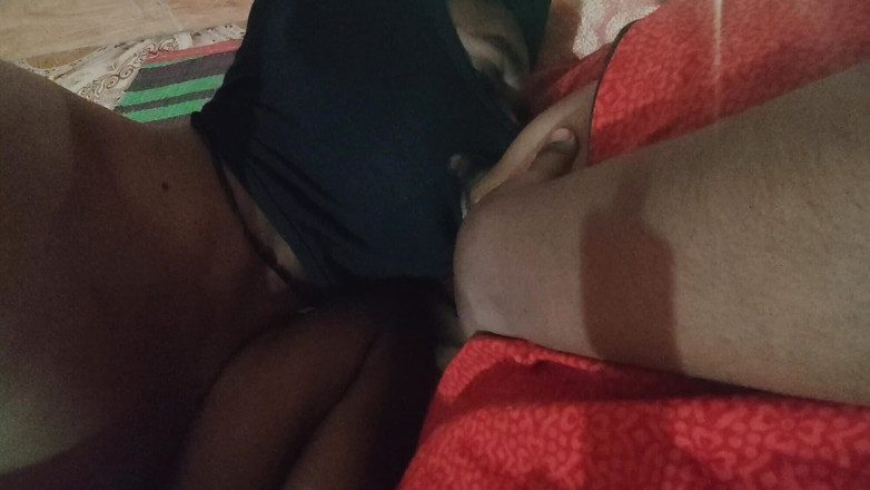 Realmallucouplevlog: Extrémně smyslné sání prsou se šťastným koncem