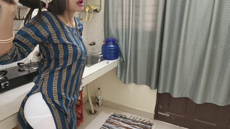 Saarabhabhi6: 부엌으로 마누라를 끌어들이고 그녀를 떠나는 인도 남편