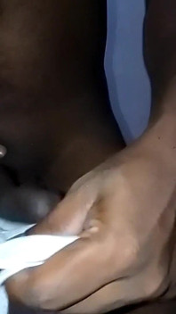 Le mutandine grigie della zia della porta accanto sono starnutite e inviate a lungo su tutto il collant