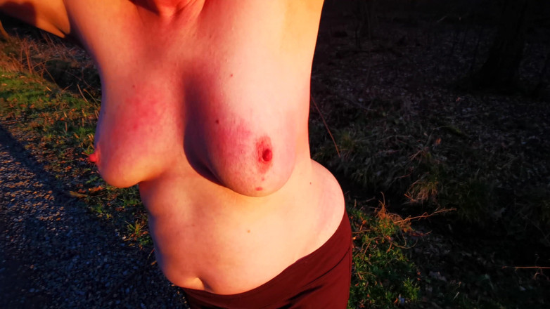 Bouncy Tits Action: Sebelum makan malam, toketnya dipukuli