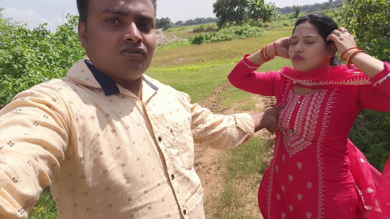 Sona bhabhi: Beautiful Bengali Girl Boobs Show in Outdoor with Her Boyfriend