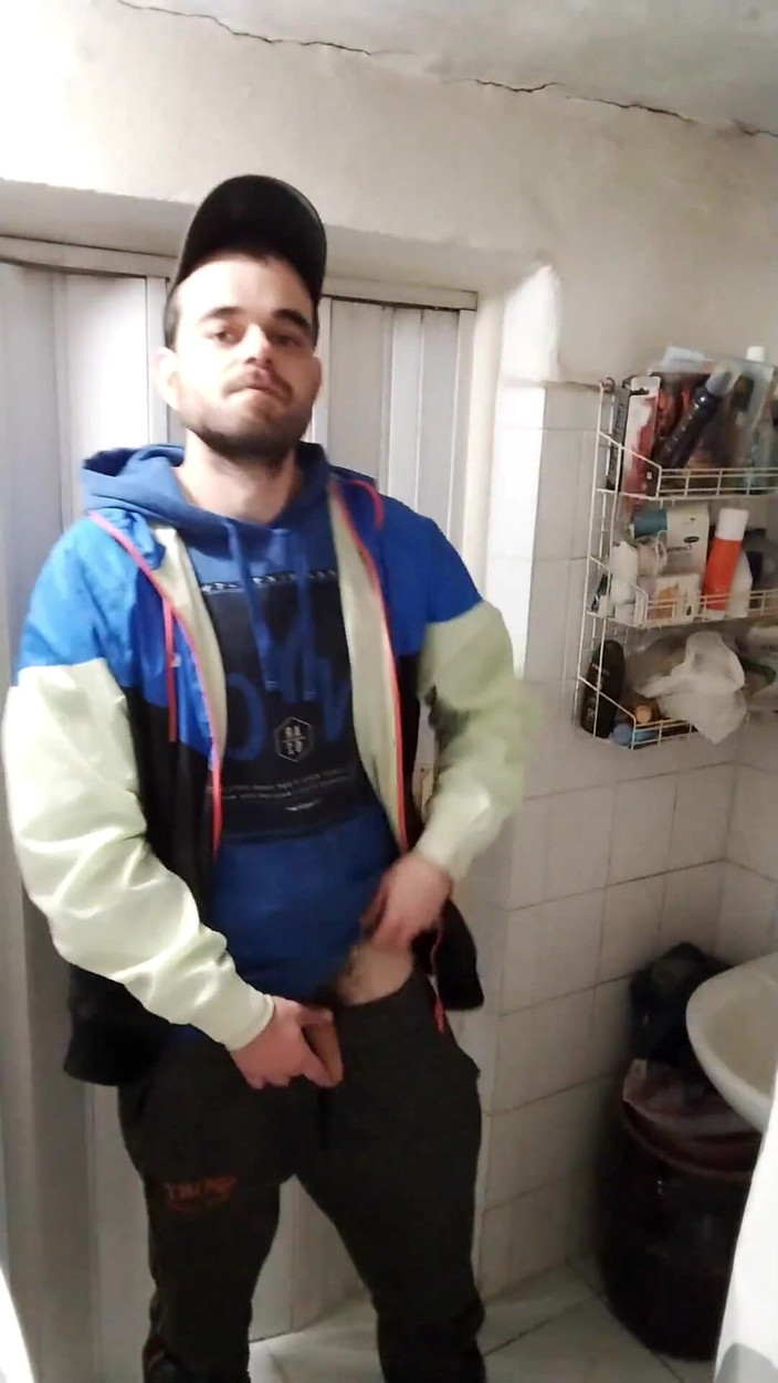 jerkofflover: 我在浴室里给我的前男友，因为他睡着了，没有人给我一个