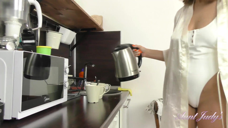 Aunt Judy's: Amatérská zrzka Marta masturbace s dobrým ranním