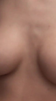 Blonďatá Sarah Rose s velkými prsy má anální sex ve třech