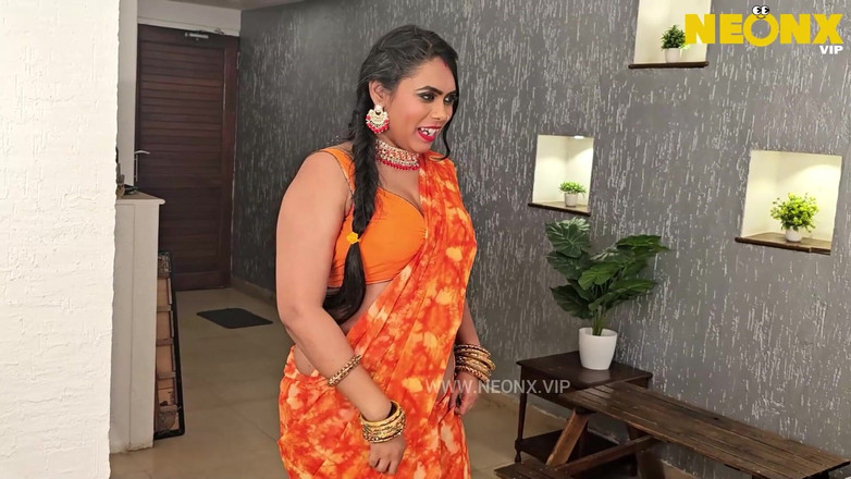 NeonxOTT: Desi Bhabi Ji daj jej seksowny tyłek do swojej starej łazienki...