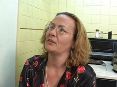 I kissed a girl and I liked it: Zralá děvka šuká roztomilou teenagerku