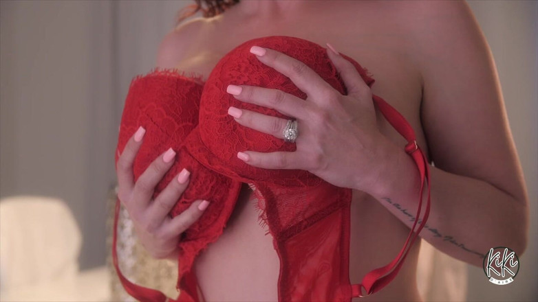 Kiki Daire MILFLand: Kan jag ge dig en show baby