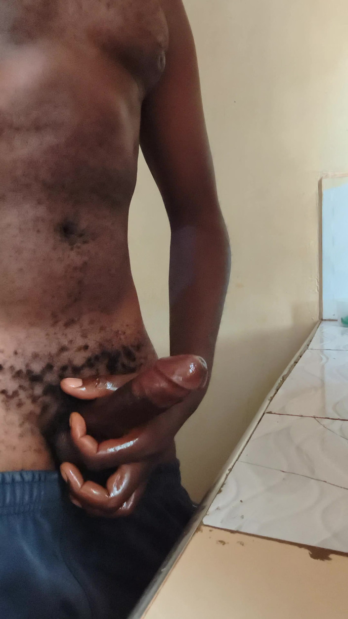 Kenyandick: Un petit ami solo branle sa bite bien dure tôt...