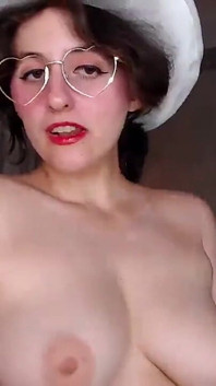 La cowgirl diventa cattiva nello spettacolo del club