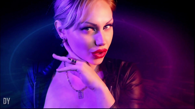 Goddess Misha Goldy: To nie twoja ręka! Moje usta poruszają się teraz na...