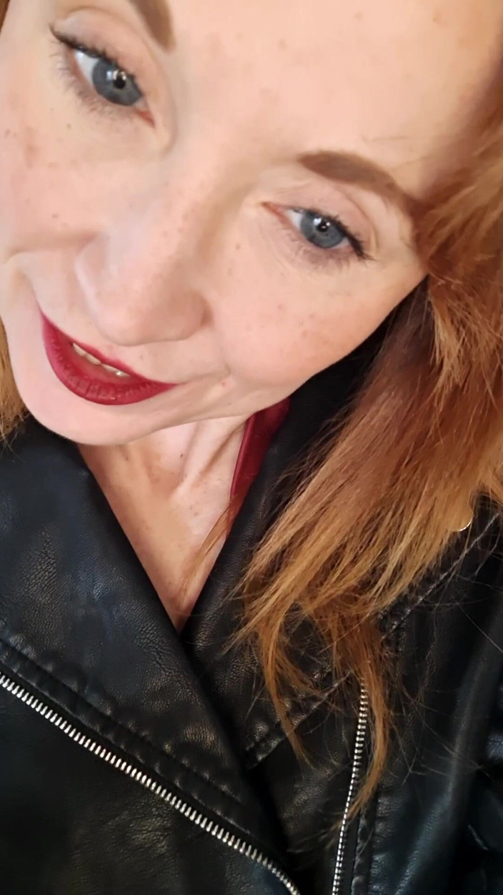 Lily kink: 카운트다운을 한 CFNM 가죽 입은 밀프 JOI