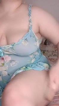 La bbw si masturba da sola con le tette morbide