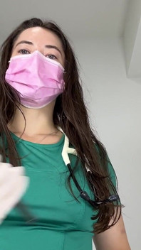 POV profesionální fyzikální zkouška v zelených scrubs
