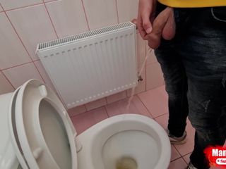 Manneken pis: 男人在公共厕所撒尿并自拍