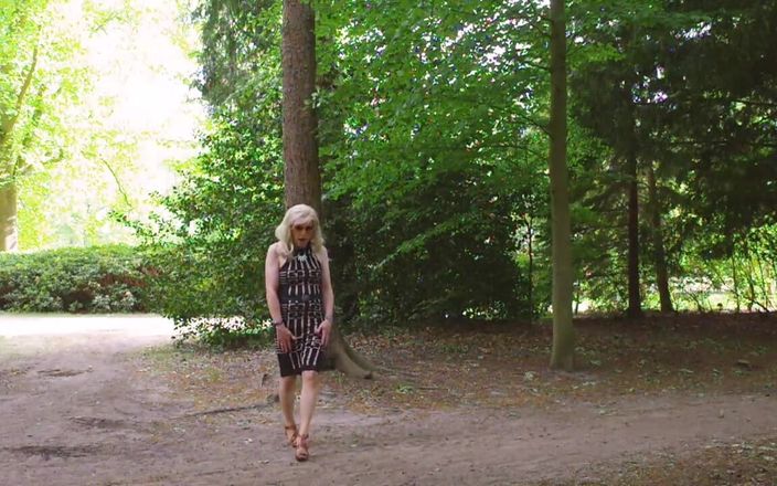 Mrs Samantha: Fru Samanthas casual outings
