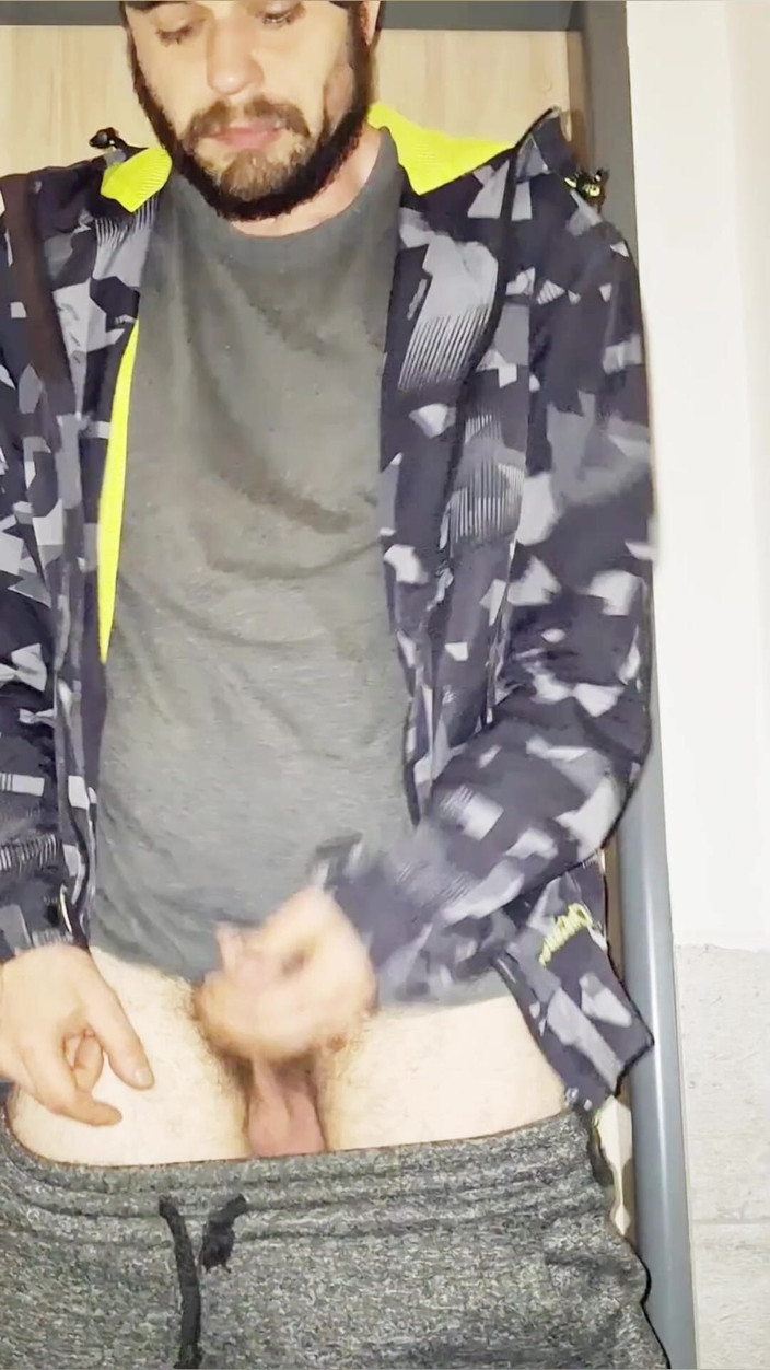 jerkofflover: 아침 일찍 일을 시작하면 화장실에서 오줌을 싸네