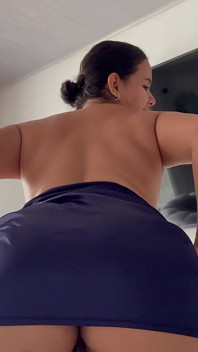 meri sauteli mammi apni tasviron ko dekhakar mujhe pakarti hai aur main uski gand khaati hoon