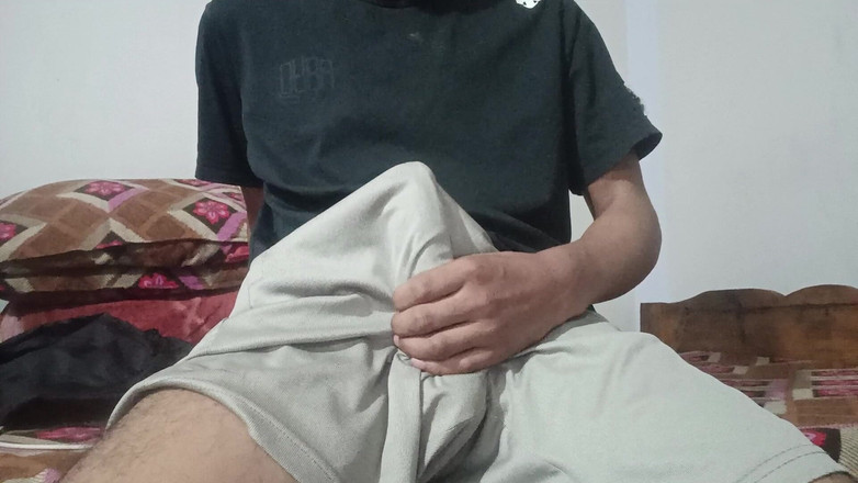 Handsomebulge12: Very Horny Guy Jerking off