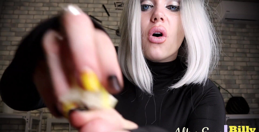 Goddess Misha Goldy: Покладіть сік лимона прямо в отвір для сечі!