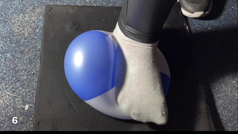 BeachBallsDuo: 백인 양말을 신은 7명의 블루 미니 비치볼을 훔쳐보는 Bigbootylucy!